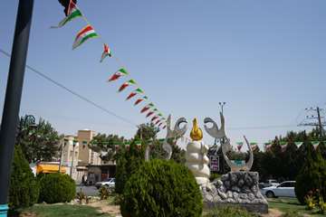 نصب پرچم، بنر و المان های شهدا در سطح شهر به مناسبت هفته دفاع مقدس